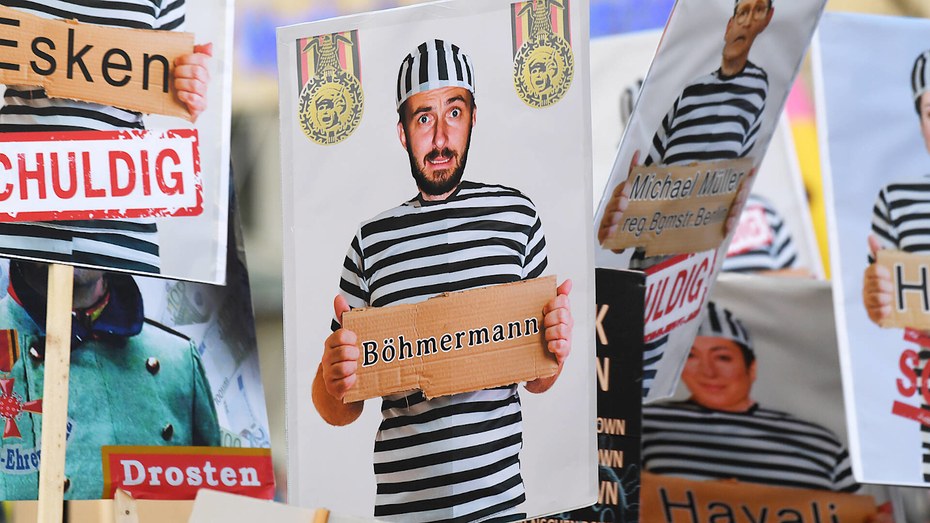 Aufnahme von der „Querdenken“-Demo vom vergangenen Wochenende. Unter Rechten und Verschwörungsideologen ist Jan Böhmermann längst ein etabliertes Feindbild