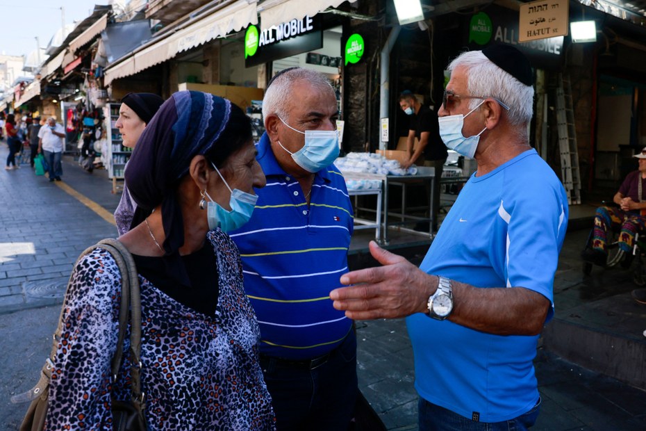 Szene in Jerusalem: Für bestimmte Bereiche existiert in Israel noch eine Maskenpflicht. Dass allerdings im November dank des Klimas viele Veranstaltungen im Freien stattfinden können, spielt der Pandemiebekämpfung in die Hände