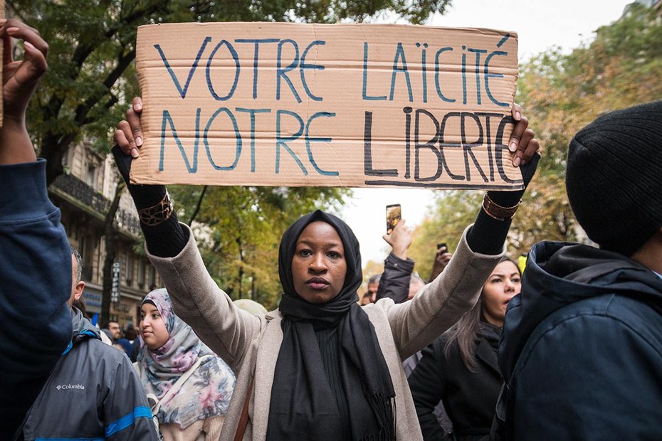 „Euer Laizismus, unsere Freiheit“, steht auf dem Schild einer Demonstrantin beim „Protestmarsch gegen Islamophobie und Rassismus“ in Paris, November 2019