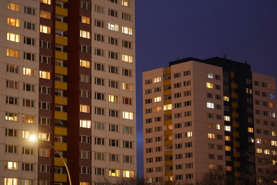 Beleuchtete Wohnungen in Berlin. Einsam war hier auch vor der Krise so mancher