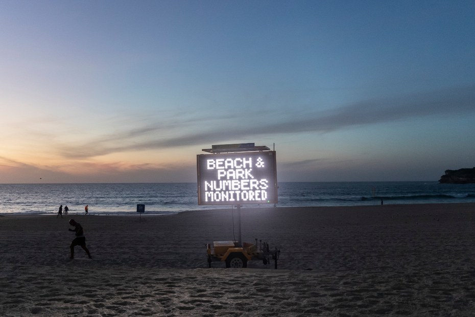 Am Bondi Beach im australischen Sydney werden die Zahlen der Strandbesucher noch überwacht. Im Januar gab es im Bundesstaat New South Wales Tage ohne einen einzigen Infektionsfall