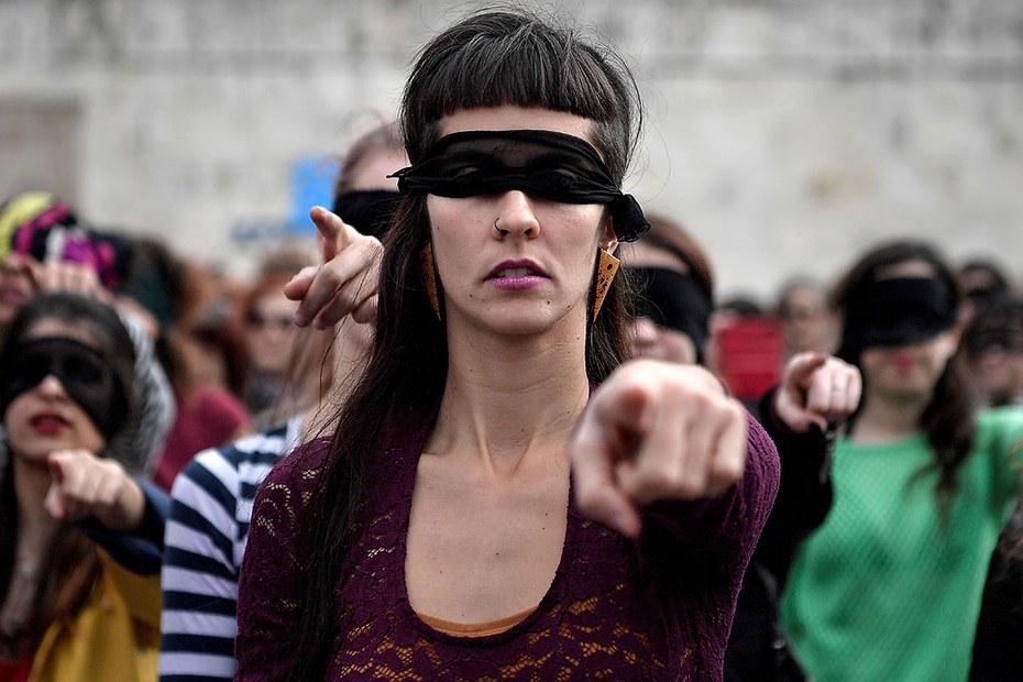 Die Täter benennen ist wichtig, aber auch das strukturelle Problem muss kommuniziert werden: Ausschnitt aus einer Performance von feministischen Aktivistinnen in Chile, die auf patriarchale Gewalt aufmerksam machen soll