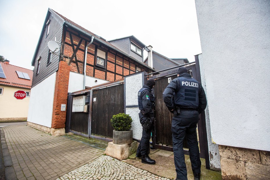 Polizei und LKA durchsuchen ein Wohnhaus im thüringischen Vieselbach im Zuge der Razzien gegen „Combat 18“