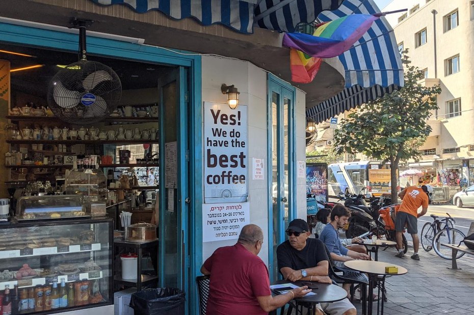 Café Annabel im Innenstadtbereich von Tel Aviv. Das Schild, das den „besten Kaffee“ verspricht, gibt es im Umkreis mehrfach