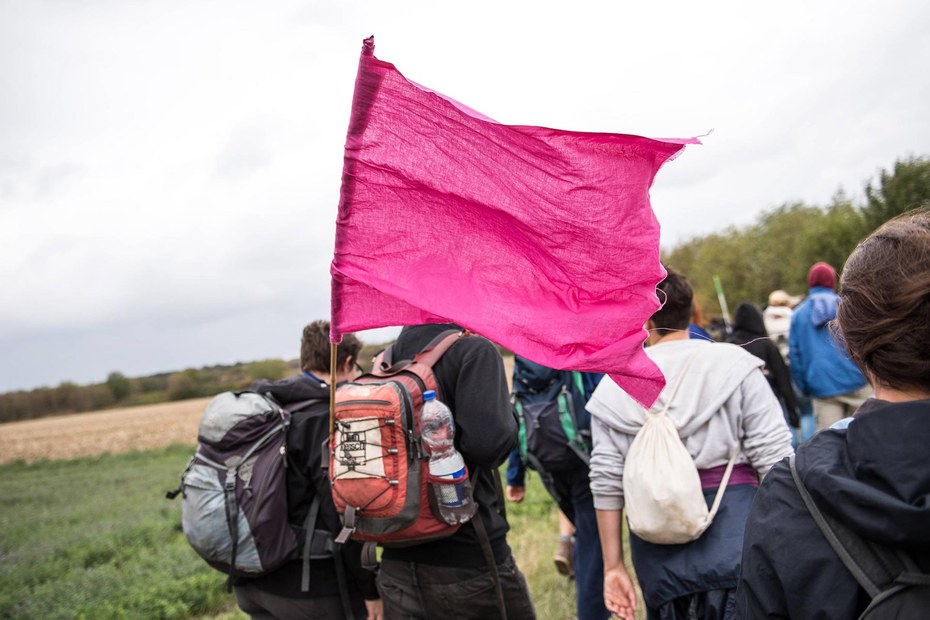 Protest: Aktivist*innen der Aktion „Unterholz“ am und im Hambacher Forst