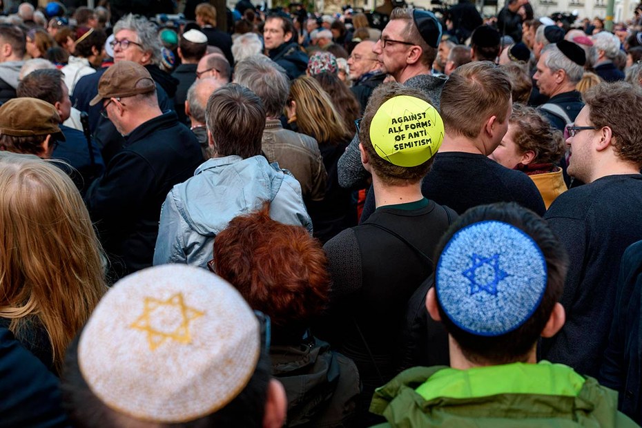Keine Parallelwelt: Menschen tragen die traditionelle jüdische Kopfbedeckung bei einer Kundgebung in Berlin