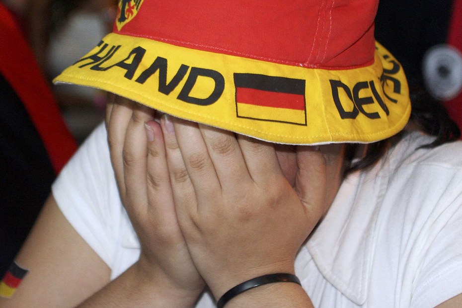 2006 war nicht nur modisch zum schämen: Fußballfan nach der Niederlage der deutschen gegen die italienische Nationalmannschaft