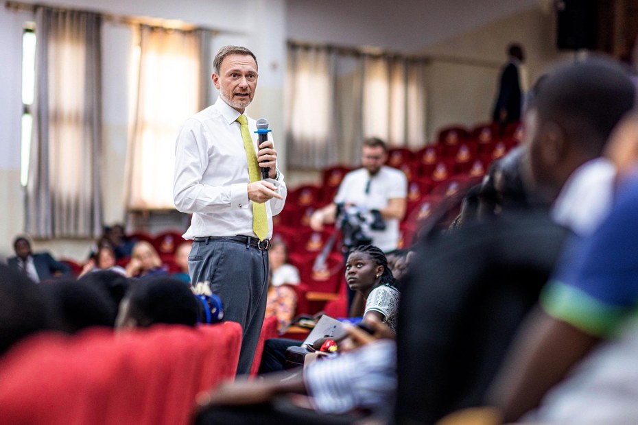 Christian Lindner spricht vor Studierenden an der Universität von Ghana in Accra