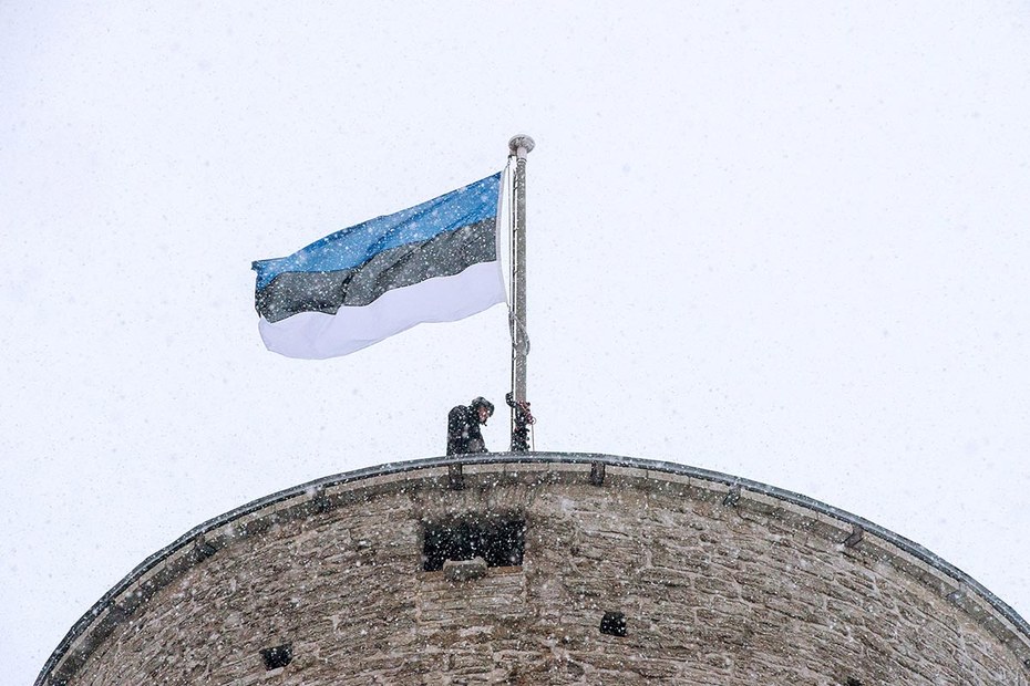 Die estnische Flagge weht auf dem Parlament in Tallinn