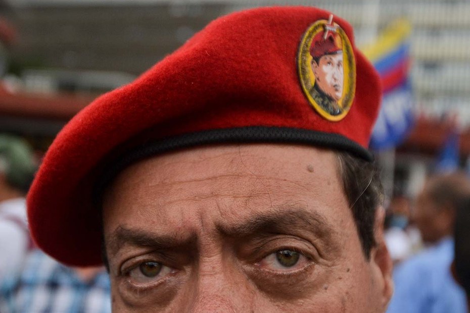 Chávez am Hut und eine sehr ernste Gegenwart im Blick: Ein Maduro-Unterstützer in Caracas