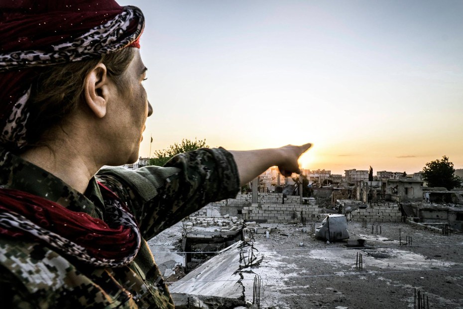 Eine Kämpferin der Frauenverteidigungseinheiten YPJ in Rojava