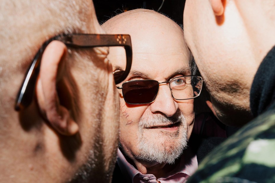 Überleben | Salman Rushdie präsentiert sein Buch „Knife“: Triumph des Scherzes