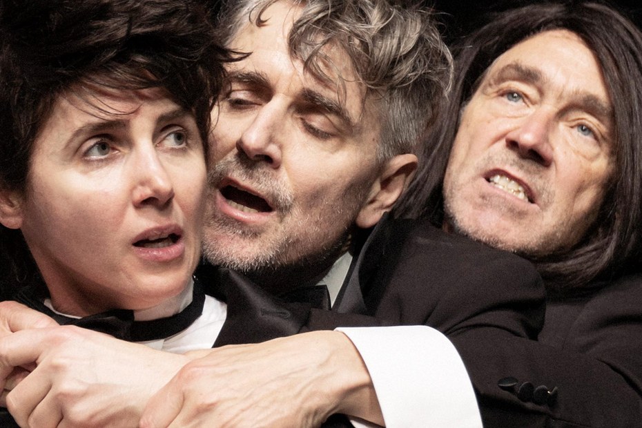 Laut Jury ein „Prototyp des absurden Theaters“: Marina Galic, Jens Harzer und Stefan Hunstein in „Macbeth“ am Schauspielhaus Bochum