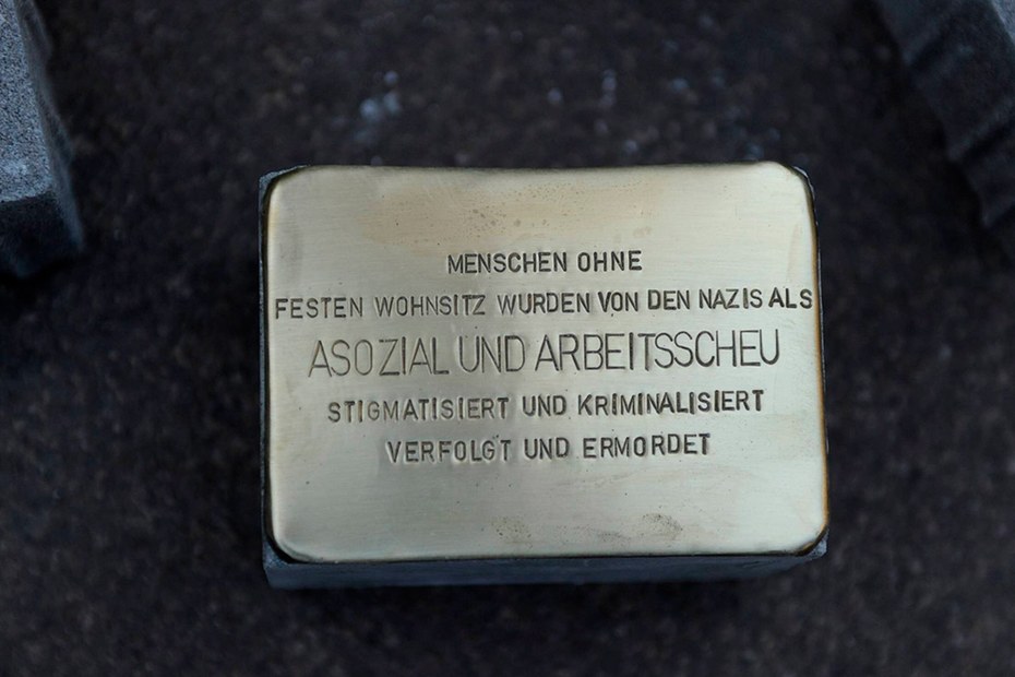 2016 wurden in Deutschland erstmals solche Gedenksteine für die von den Nationalsozialisten als „asozial und arbeitsscheu“ gebrandmarkten Menschen verlegt