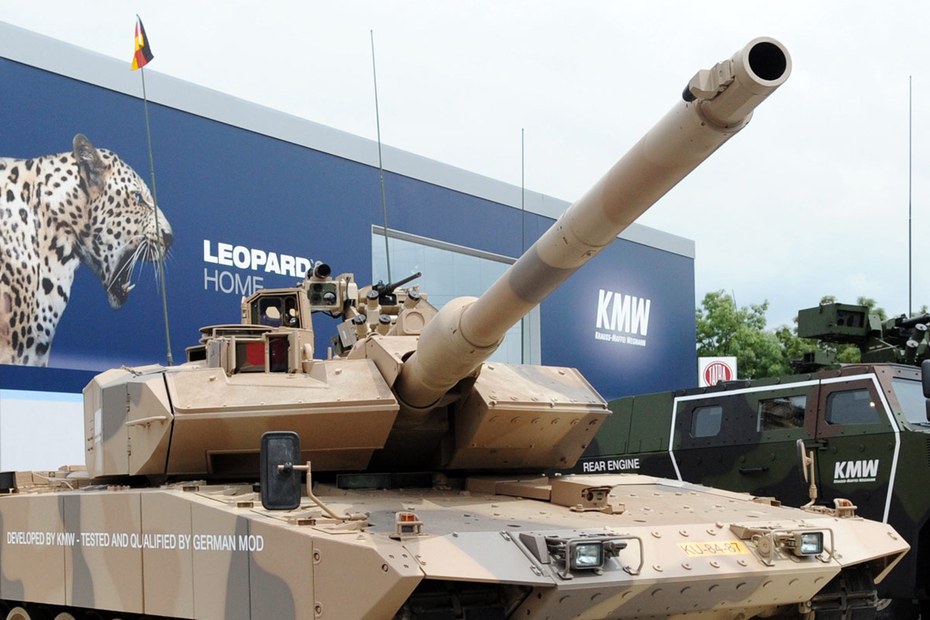 Zu groß für den Showroom: Beim Hersteller KMW muss der Leopard-Panzer draußen bleiben