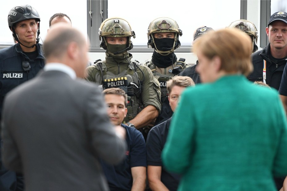 Auflösung: Olaf Scholz und Angela Merkel