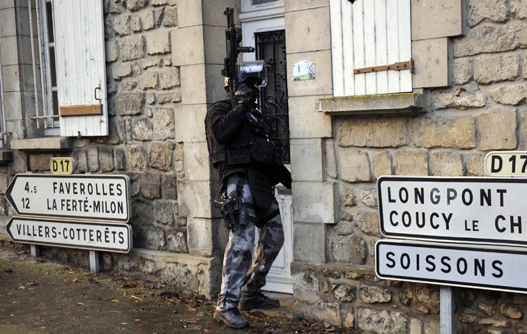 Ganz nah dran, während die Polizei in Nordfrankreich Häuser stürmt. Aber haben Medien in jeder Situation das Recht, live zu berichten?