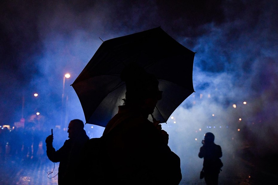 Die Polizei geht in Paris mit Wasserwerfern gegen Demonstranten vor. Ein Schirm hilft da nur bei ausreichend großem Abstand