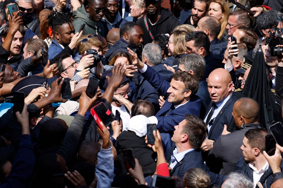Der wiedergewählte Präsident Emmanuel Macron lässt sich in Paris feiern