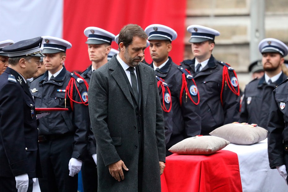 Der französische Innenminister Christophe Canaster bei einer Trauerfeier am 8. Oktober 2019