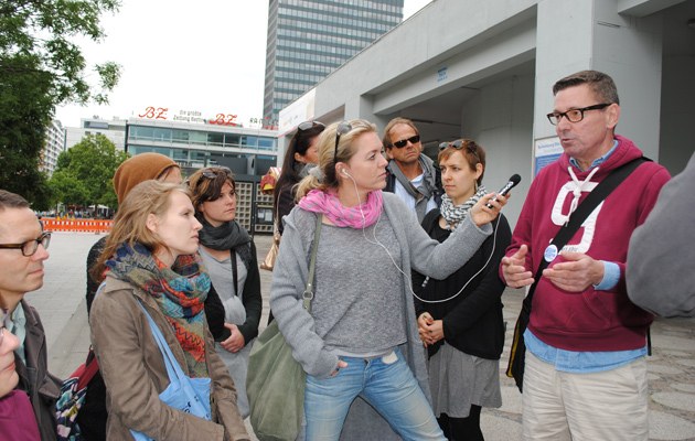 An der Gedächtniskirche: Carsten Voss zeigt, wo sich Obdachlose in Berlin aufhalten