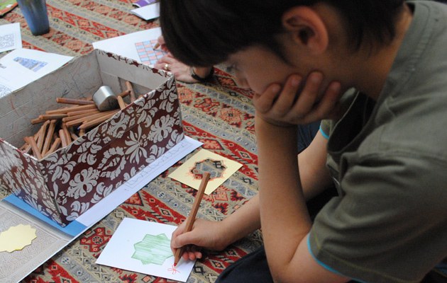 Grüße aus dem Orient: Mahdi, 8 Jahre, malt den Stern – ein Motiv islamischer Kunst