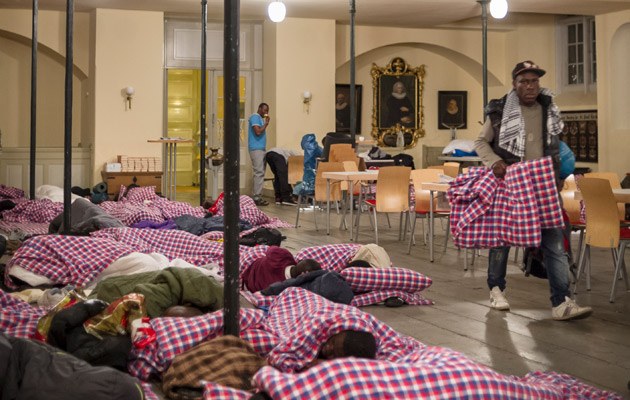 Für einige Monate konnten die Flüchtlinge in der St. Pauli Kirche schlafen. Doch bald ist Schluss: Für den Winter ist der Raum zu kalt - und der Senat verhindert einen Umzug. 