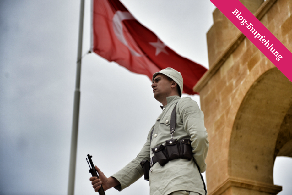 Soldaten erinnern während der Feierlichkeiten auf der Halbinsel in Eceabat an die Schlacht von Gallipoli