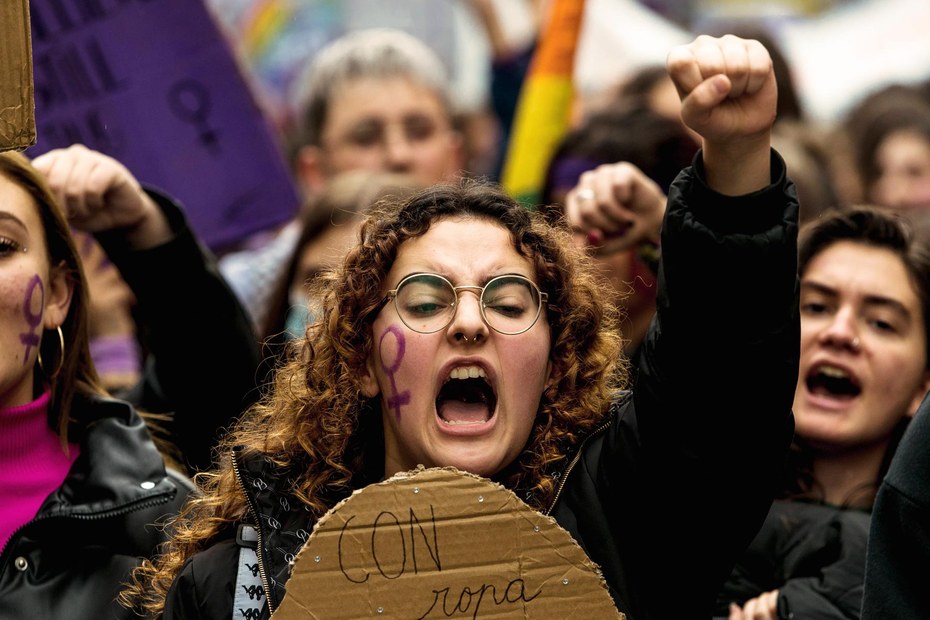 Sie sind laut: Feministische Demonstrant:innen bei Protesten gegen das Patriarchat am internationalen Frauentag
