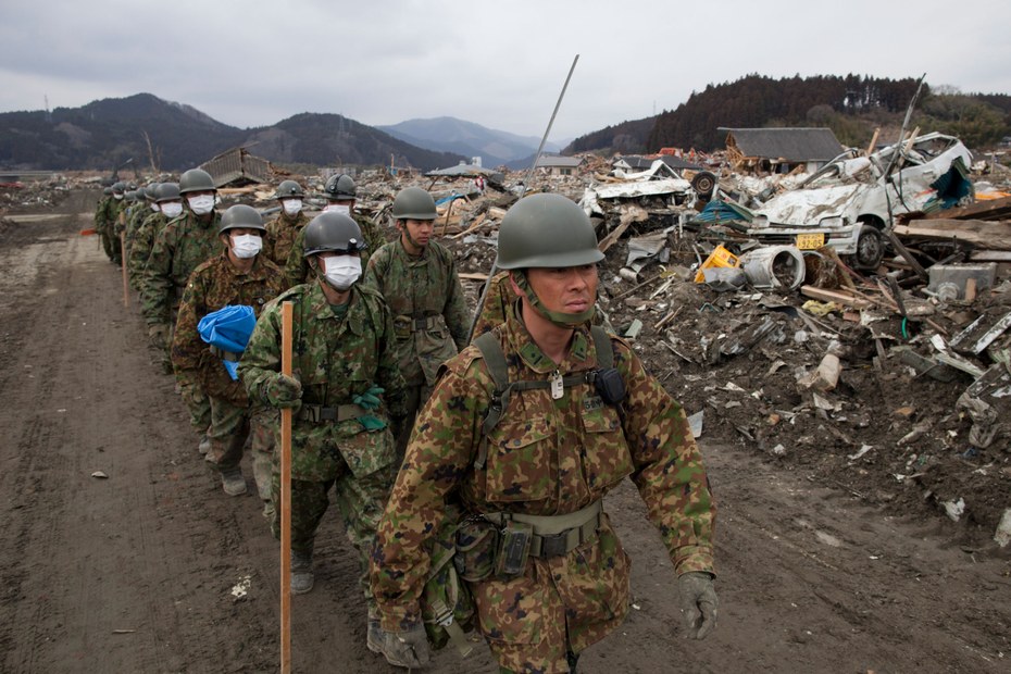 Militär im Rettungseinsatz: Ein verheerendes Erdbeben und ein Tsunami an der Nordostküste Japans haben ganze Dörfer zerstört. Tausende Menschen sind gestorben. Im Atomkraftwerk Fukushima kommt es zum Supergau