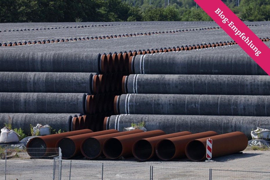 Rohrteilstücke für die Nord Stream 2-Gaspipeline liegen im Hafen von Sassnitz auf der Insel Rügen.