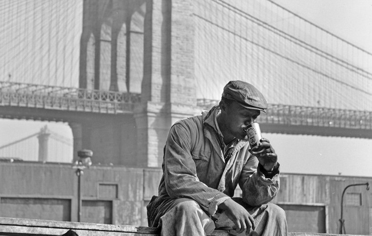 In den 50ern war ein Pausenbier an der Brooklyn Bridge noch erlaubt