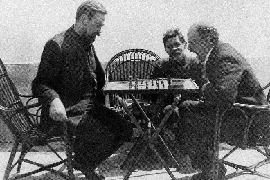 Beim Schach gegen Bogdanov war Gorki noch klar auf Lenins Seite