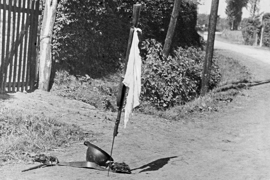 Kapitulationsflagge an einem französischen Dorfeingang 1940