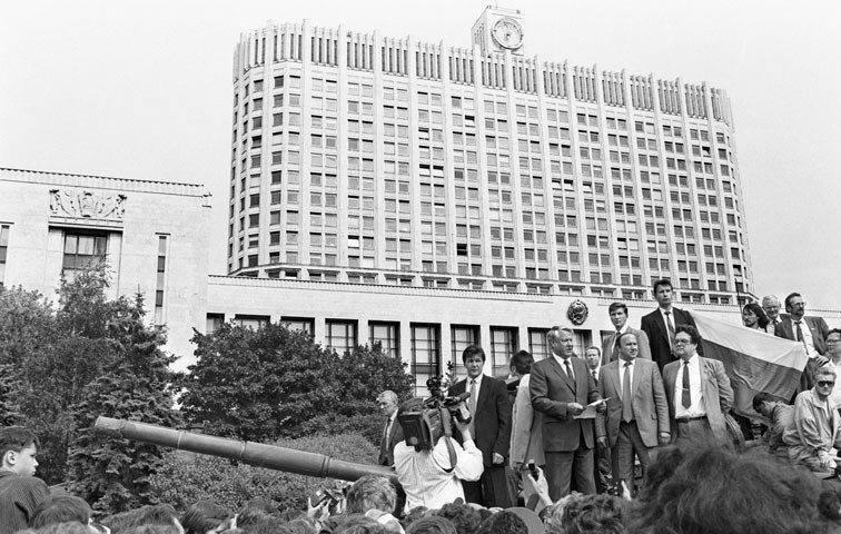 Der russische Präsident Jelzin am 19. August 1991 vor seinem Amtssitz