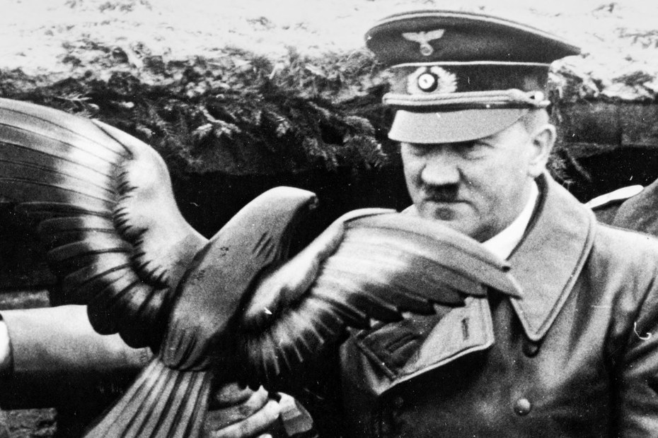 Sechs Jahre später besucht Hitler die Front und erhält einen Holzadler