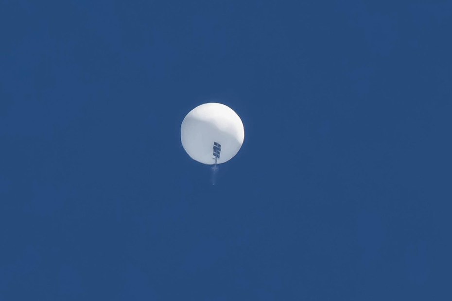 Wer genau hinsieht, sieht die Rakete schon auf den Ballon zufliegen