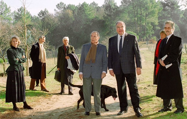 François Mitterrand (l.) und Helmut Kohl bei einem Treffen auf dem Landsitz des französischen Präsidenten 1990