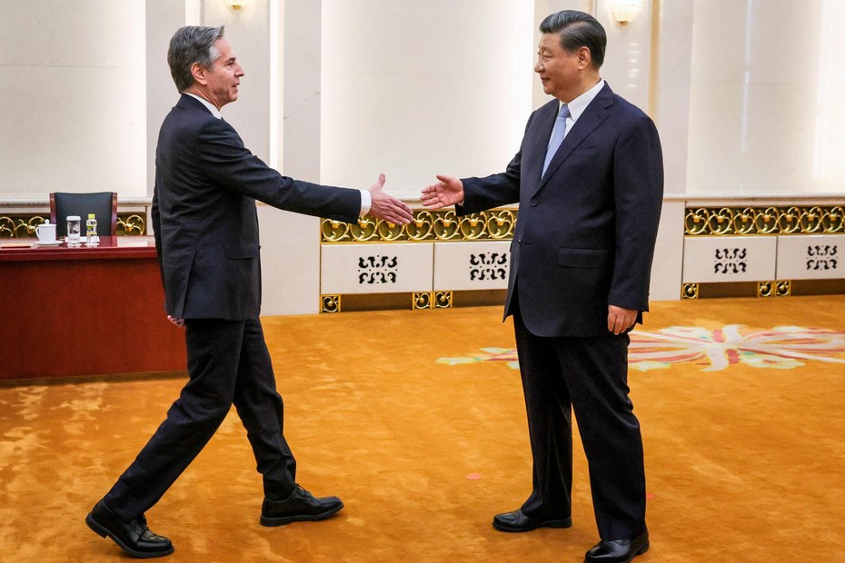 US-Außenminister Antony Blinken (l.) trifft Chinas Präsident Xi Jinping (r.) in Beijing
