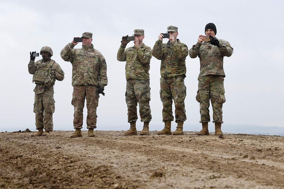 Abschiedsfoto vom Stützpunkt? US-Soldaten im pfälzischen Grafenwöhr