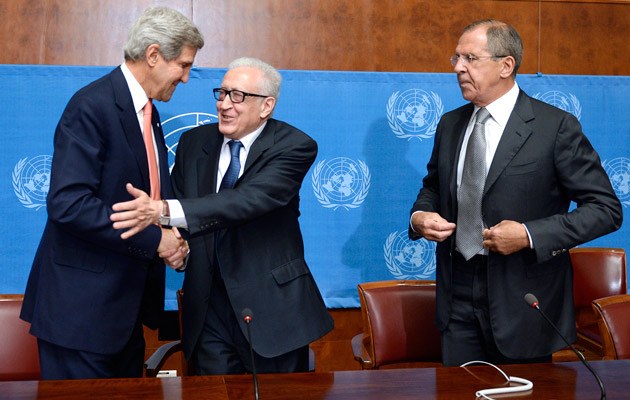 UN-Emissär Lakhdar Brahimi mit den Außenministern Kerry (l.) und Lawrow (r.)