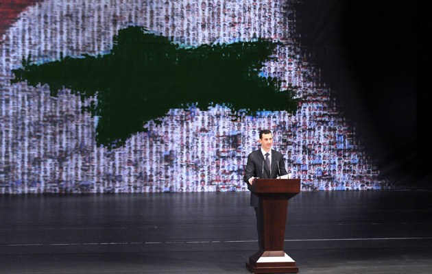Assads Auftritt vor der syrischen Nationalflagge