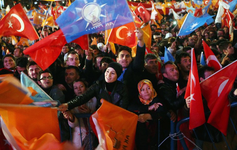 AKP-Anhänger feiern in Ankara den Wahlsieg