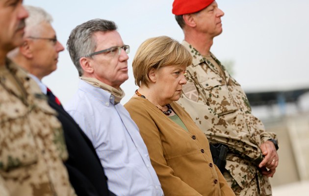 Kanzlerin Merkel und Verteidigungsminister de Maizière während eines Besuches im Lager Kunduz Anfang Mai