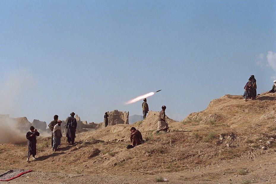 1996: Kämpfer der Taliban feuern etwa 20 Kilometer von Kabul entfernt eine Rakete ab