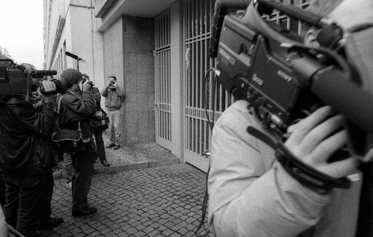 Fernsehteams am 4. November vor dem Seitenflügel des DDR-Staatsrates in Berin 