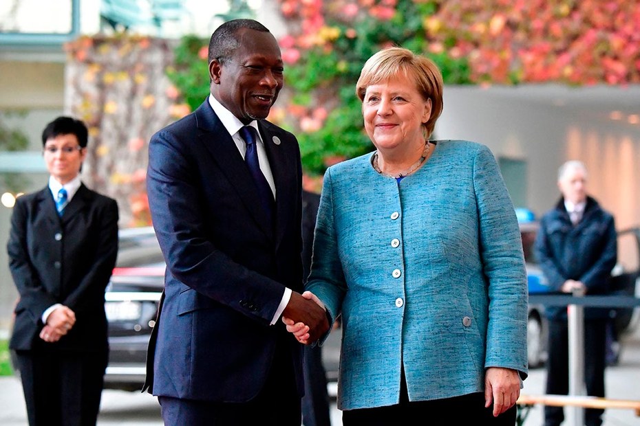 Angela Merkel heißt den Präsidenten des westafrikanischen Benin bei der „Compact with Africa“-Konferenz willkommen