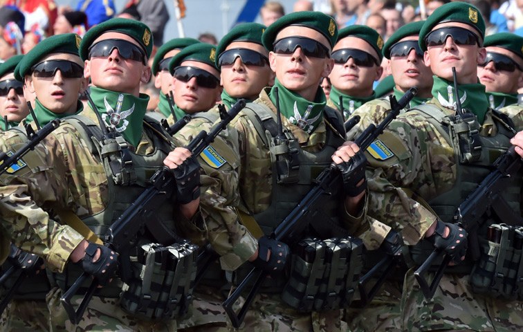 Präsident Petro Poroschenko will die Armee aufrüsten