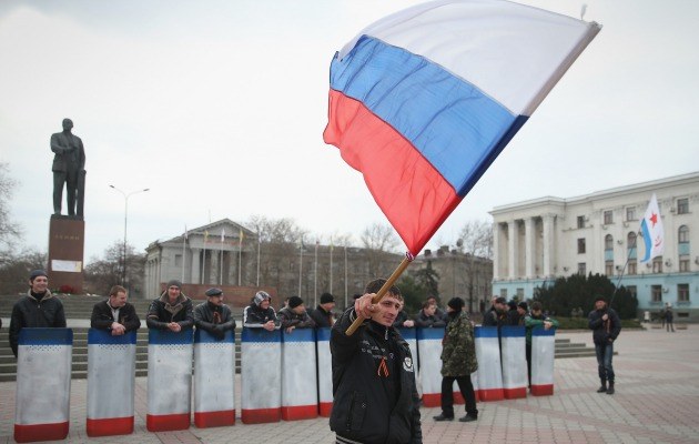 Pro-russische Demonstranten vor einer Lenin-Statue in Simferopol
