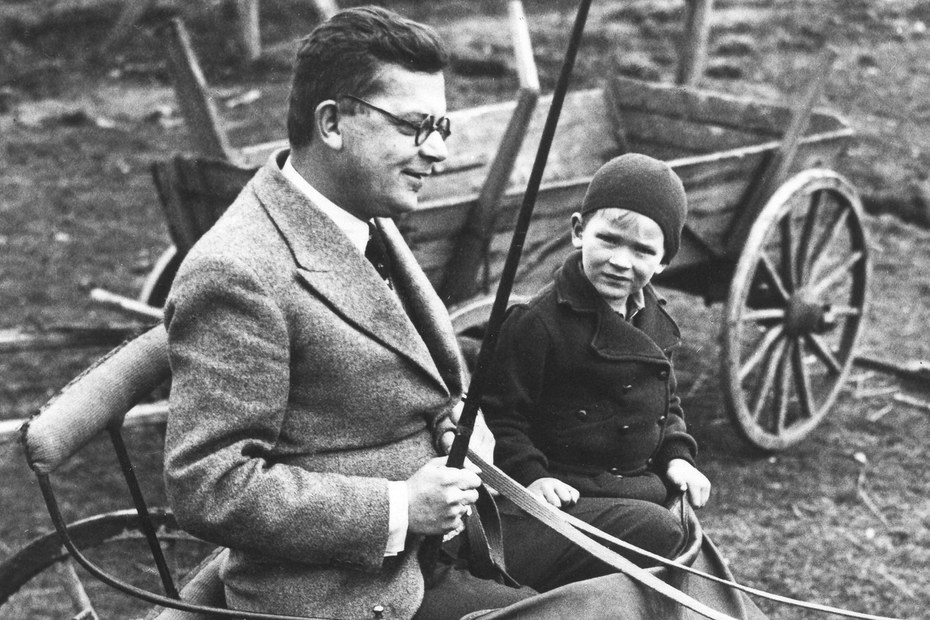 Hans Fallada mit seinem Sohn Uli in Carwitz, 1934